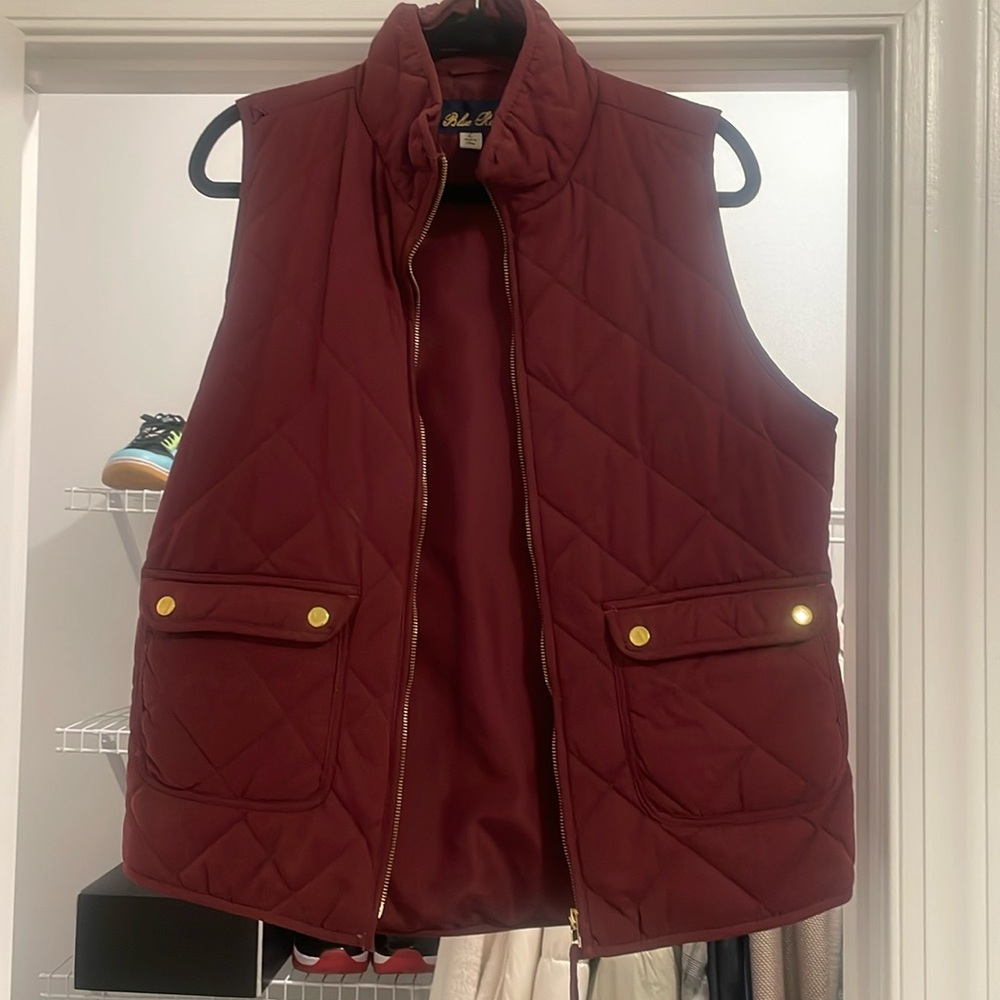 Maroon tufted vest with gold functional pockets size: L
